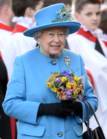 C'était un sans faute pour la Reine d'Angleterre, trop mimi dans sa tenue bleu turquoise.