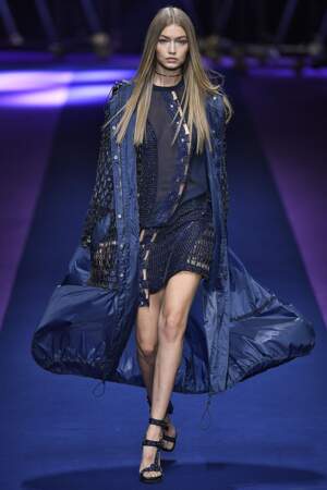 Défilé Versace printemps-été 2017 : Gigi Hadid en pied