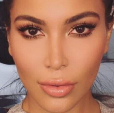 Smoky eye et gloss abricot: qui suis-je? Kamilla Osman, le sosie parfait de Kim Kardashian.