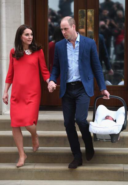 Kate Middleton et le prince William, main dans la main, partent rejoindre leur demeure à Kensington Palace.