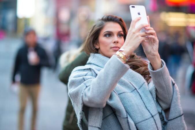 Iris Mittenaere : belle et coiffée, elle peut s'accorder un selfie time à Times Square