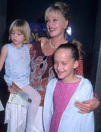 Melanie Griffith avec ses deux filles Stella Banderas et Dakota Johnson en 2000