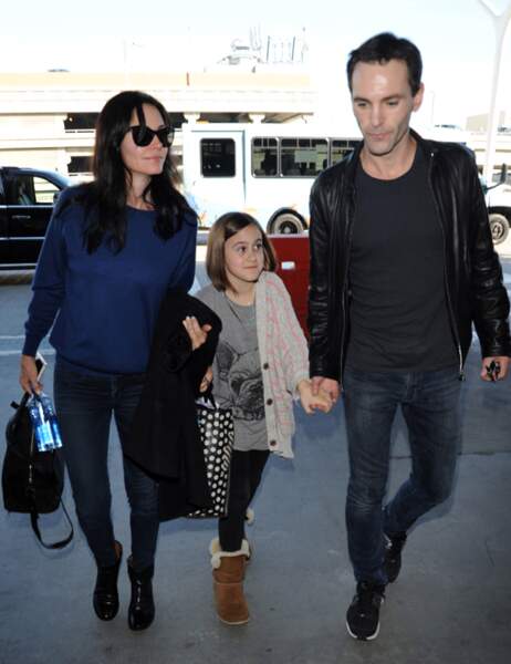 À l'aéroport de Los Angeles, Courteney Cox, sa fille Coco et Johnny McDaid forment déjà une petite famille soudée