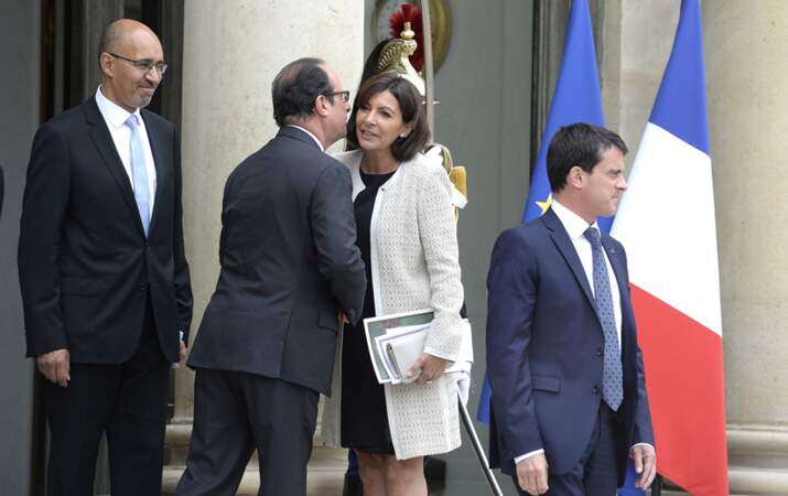François Hollande claque la bisette à Anne Hidalgo, entouré d'Harlem Désir et Manuel Valls...