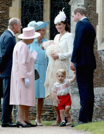 La reine Elizabeth émerveillée par son arrière-petite-fille
