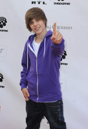 En 2009, Justin Bieber a 15 ans et arbore un look très poli.