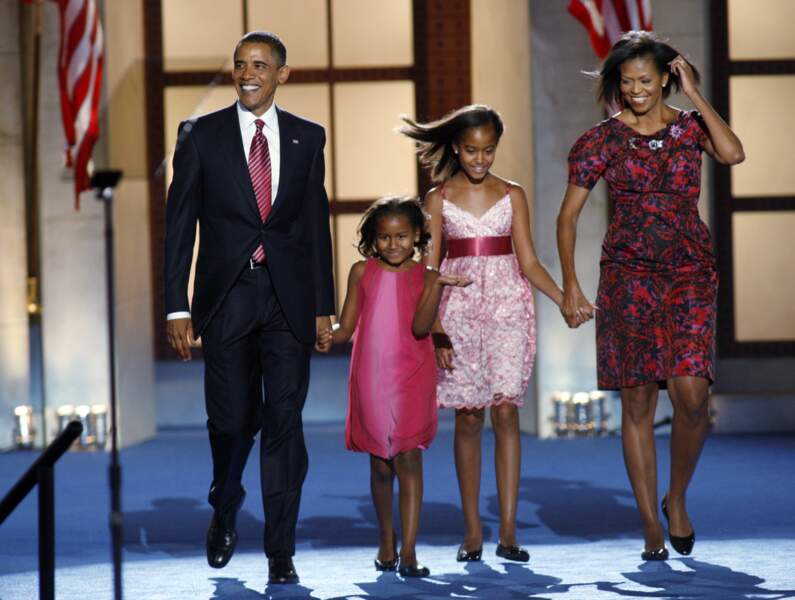Barack et Michelle Obama entourent leurs filles Sasha et Malia en 2008