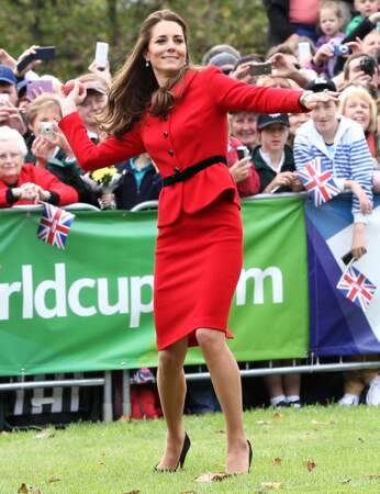 Même en talons hauts et tailleur ajusté, Kate Middleton est dans la place !