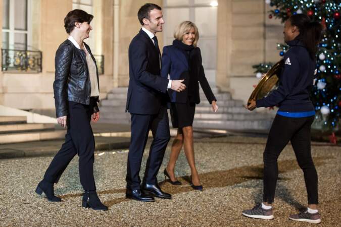 Brigitte Macron canon en robe navy pour recevoir les joueuses de l'équipe de France de handball