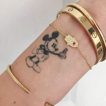 Tatouage poignet : le tatouage Mickey qui prend un selfie de Chiara Ferragni