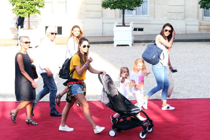 Les Bleus à l'Elysée après leur victoire : Jennifer Giroud, la femme d'Olivier Giroud, et leur fille Jade
