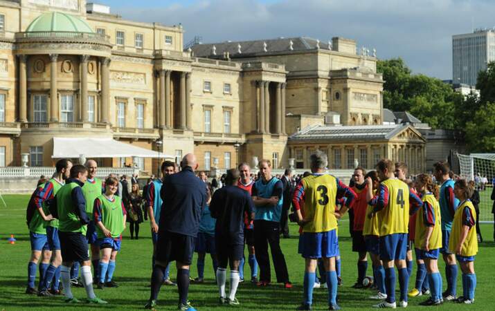 William s'éclate au foot sur les pelouses de Buckingham Palace