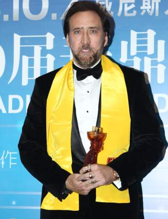 Nicolas Cage et sa magnifique écharpe jaune.
