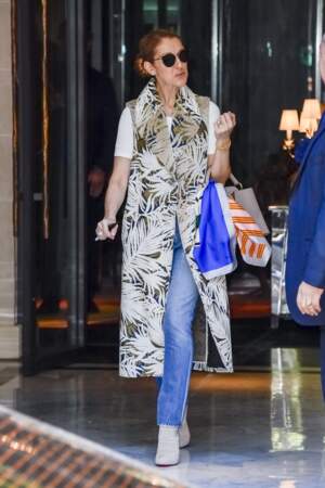 Céline Dion en veste sans manches à motifs et sac Valentino