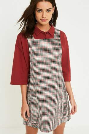 Robe chasuble à carreaux, Urban Outfitters, 62€