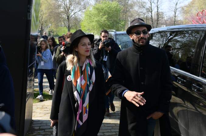 JR et Marion Cotillard aux obsèques d'Agnès Varda au cimetière du Montparnasse
