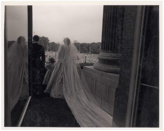 Charles et Diana, saluant la foule venue acclamer les jeunes mariés au balcon de Buckingham Palace