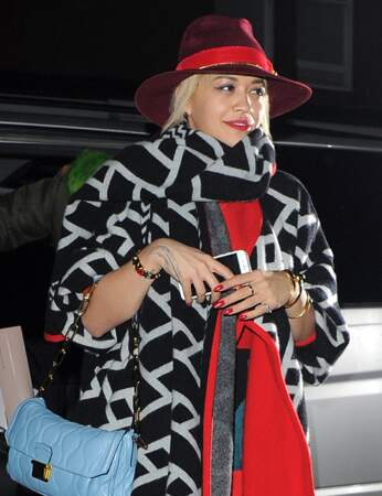 La chanteuse Rita Ora et son manteau-couette qui n'a visiblement pas saisi le thème de la soirée...