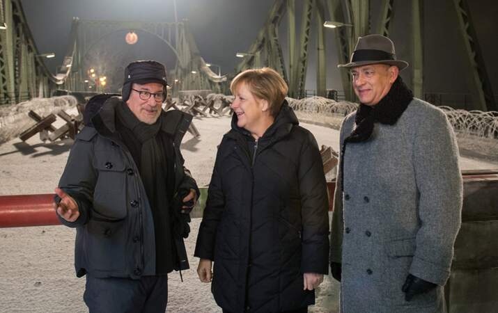 Il y a un(e) intrus(e) sur la photo : saurez-vous le/la débusquer ? (Steven Spielberg, Angela Merkel et Tom Hanks)