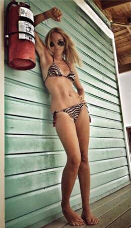 Confessions Intimes : Karine Grandval prend la pose en bikini