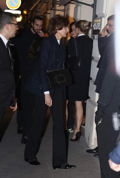 Inès de la Fressange arrive chez Chanel pour un dernier hommage à Karl Lagerfeld