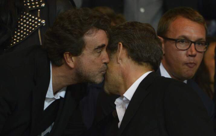 Arnaud Lagardère claque la bise à Nicolas Sarkozy