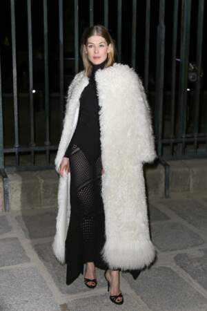 Rosamund Pike au défilé Givenchy, dimanche 3 mars à la fashion week Paris