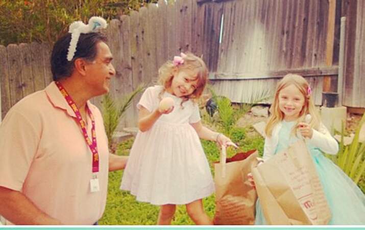 Les filles de Jessica Alba cherchent les oeufs avec leur grand-père