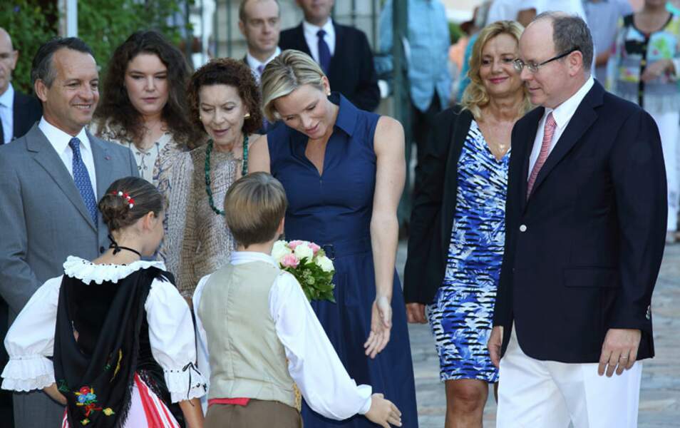 La princesse Charlène est accueillie avec un bouquet de fleurs...
