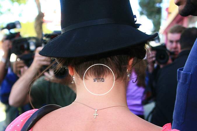 Tatouages de stars: Britney Spears a aussi un "Dieu" en hébreu dans le cou, qui est mal épelé...