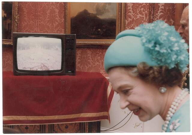 La reine Elizabeth dans les couloirs de Buckingham Palace