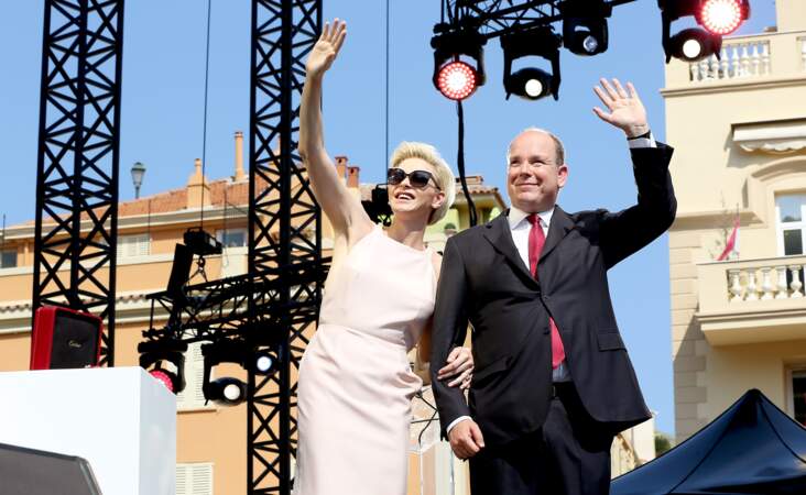 La princesse Charlène et le prince Albert II de Monaco saluent les Monégasques 