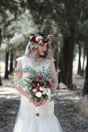 Idée de coiffure pour une mariée : le wavy et sa couronne de fleurs