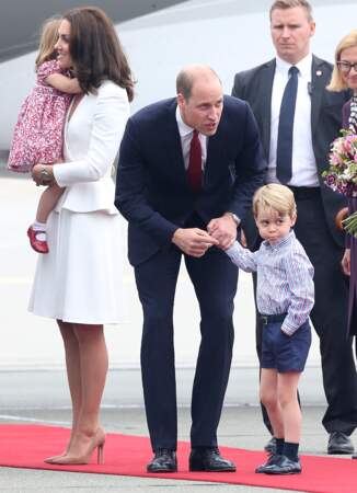 Le prince George fait la tête lors d’une visite officielle - "Vas-y tu me soules daddy !"
