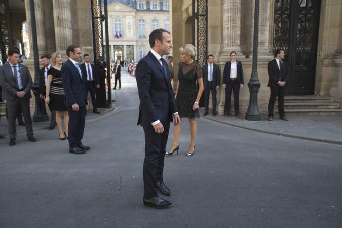 Ils attendent le président colombien et son épouse... qui arrivent à pied
