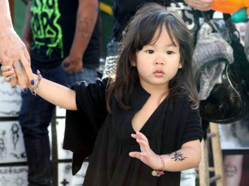 2011 : zoom sur Joy Hallyday, 3 ans, qui vient de se faire un tatouage au henné à Santa Monica