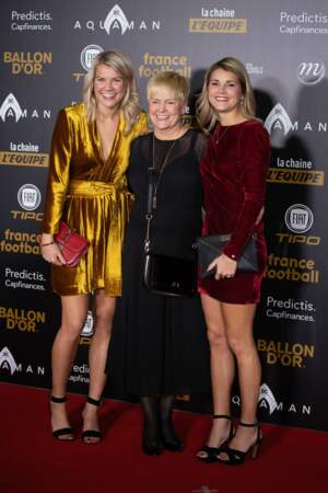Ada Hegerberg, Andrine Hegerberg et leur mère à la cérémonie du 63e Ballon d'Or