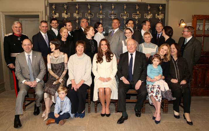 Kate Middleton entouré de tous les acteurs de la série. Drôlement contente la duchesse !