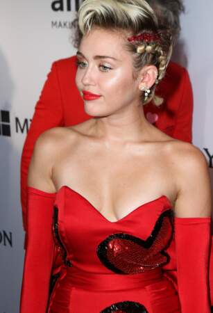 Miley Cyrus s'est démarquée avec sa robe rouge