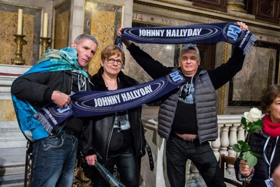 Dans l'église de la Madeleine, les fans avec leurs écharpes Johnny