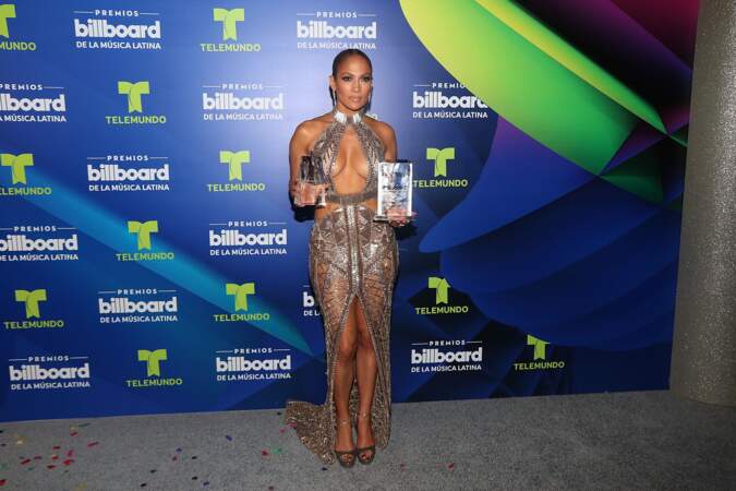 Jennifer Lopez ose les robes sexy, ultra décolletées (et pas que) aux Latin Awards