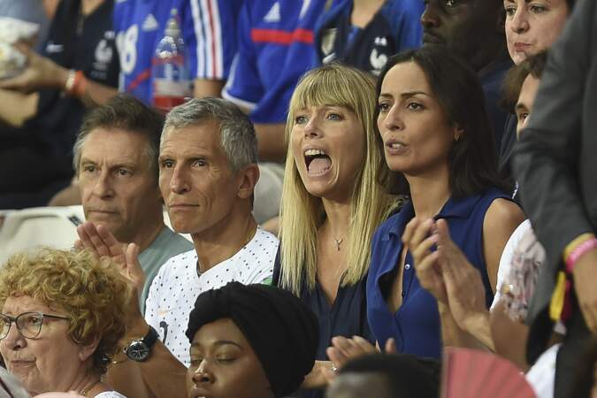 Nagui, sa femme Mélanie Page et la journaliste Leïla Kaddour-Boudadi lors du match de l'équipe de France le 28 juin