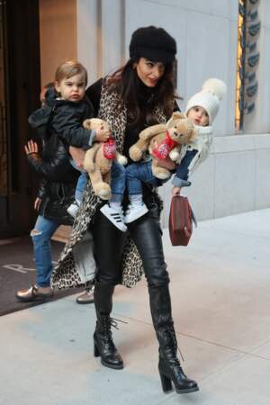 Amal Clooney photographiée avec ses jumeaux Alexander et Ella 