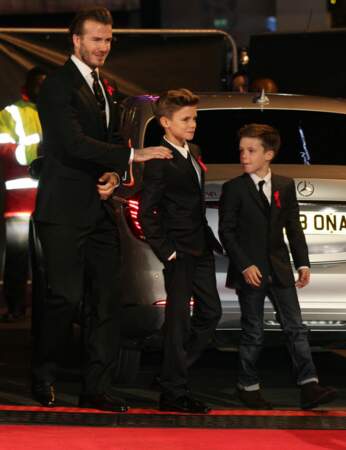 David Beckham descend de voiture avec ses deux garçons, Romeo et Cruz
