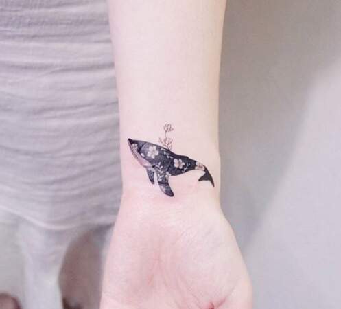 Tatouage poignet : baleine et fleurs par @handitrip