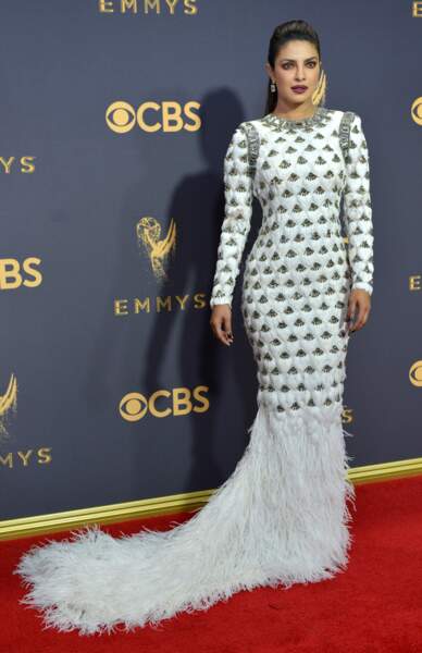 Emmy Awards 2017 : Priyanka Chopra voulait être confortable, ça tombe bien elle ressemble à un canapé
