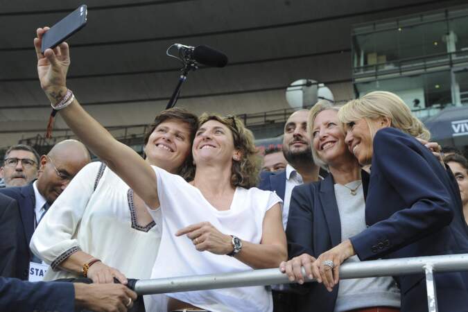 Pause selfie pour Brigitte Macron