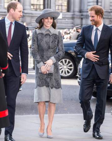 Kate Middleton est arrivée avec les princes William et Harry d'Angleterre à la cérémonie du Commonwealth.