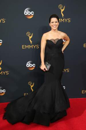 Emmy Awards 2016 : Neve Campbell en Christian Siriano