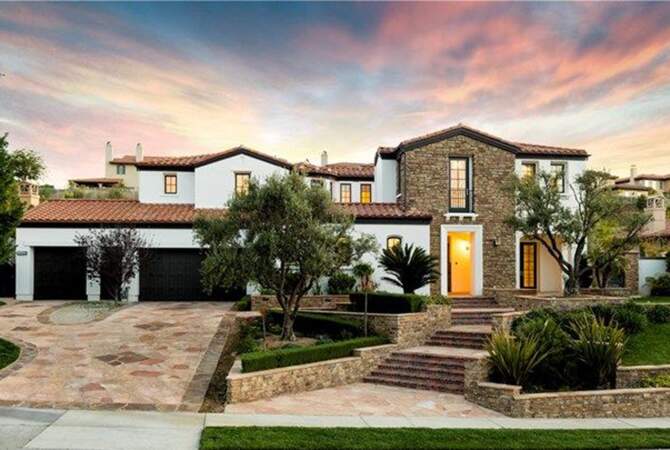 Visitez la superbe villa que Kylie Jenner met en vente : l'avant de la maison 